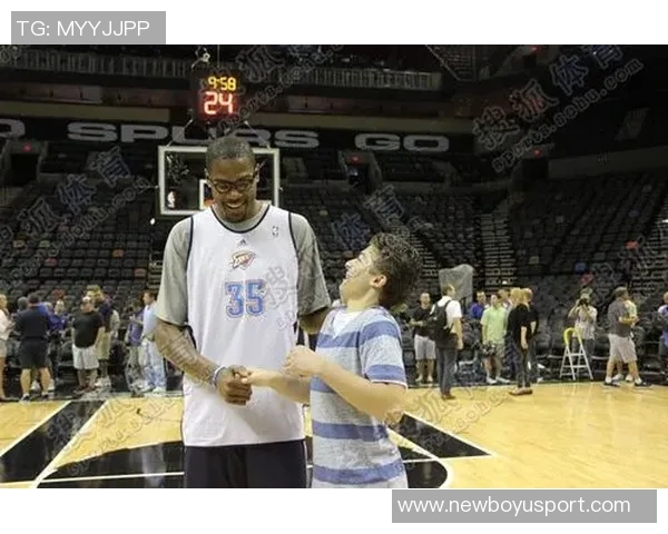 杜兰特与美女主持轻松互动分享快乐心情的背后故事 杜兰特与美女主持轻松互动分享快乐心情的背后故事