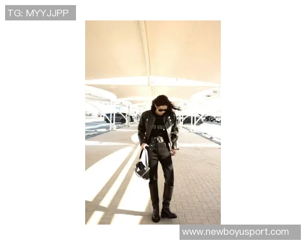 欧阳娜娜身穿阿森纳球衣漫步巴黎街头展现枪迷风采